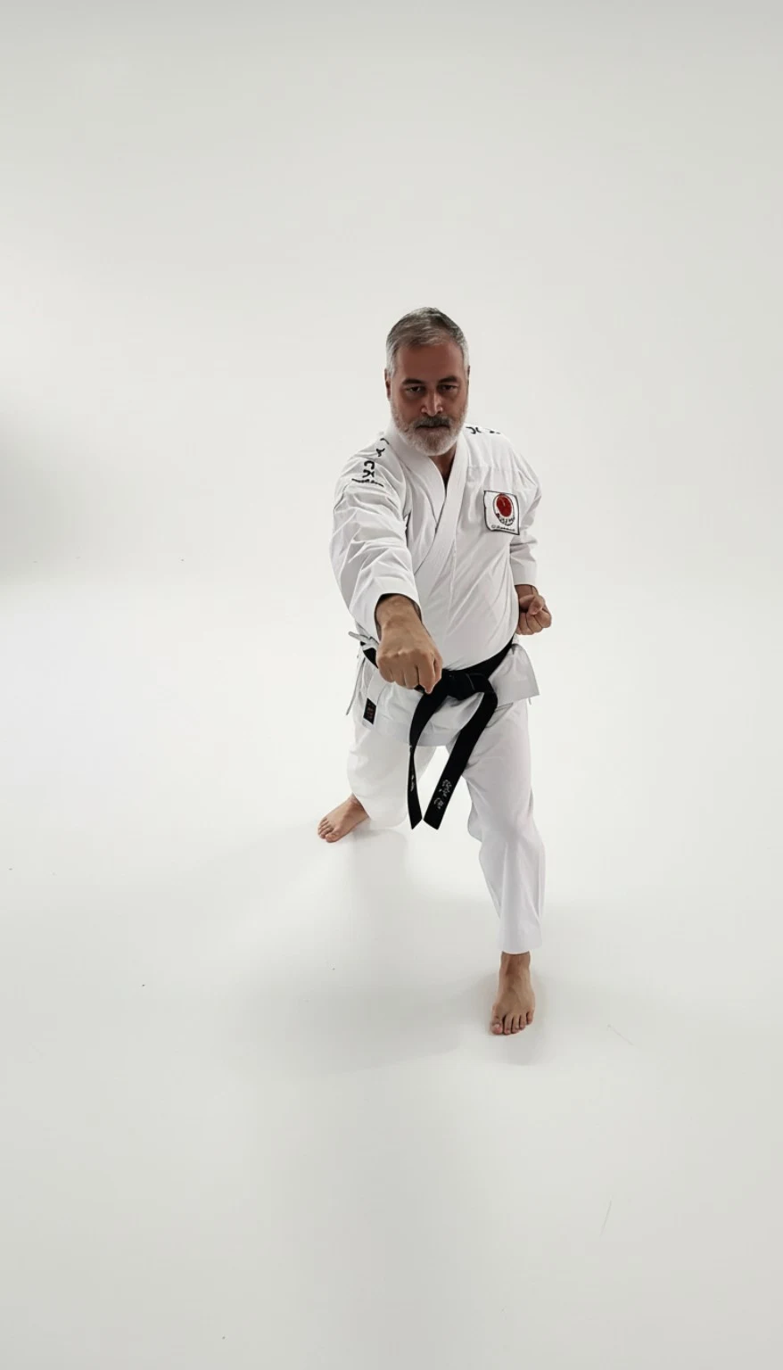 Tulio Karam demonstrando uma postura de karatê Shotokan — registro 1